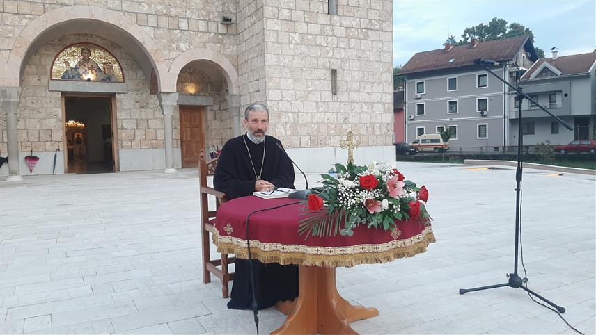 ФОЧА, 6. СЕПТЕМБРА /СРНА/ - Професор Богословског факултета у Фочи протојереј-ставрофор Ненад Тупеша је у порти Светосавског храма одржао предавање под називом "Хришћански живот послије литургије".