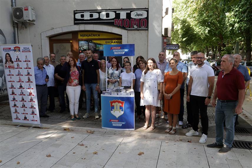 TРЕБИЊЕ, 6. СЕПТЕМБРА /СРНА/ - Градски одбор СДС-а у Tребињу обиљежио је данас почетак предизборне кампање за локалне изборе.