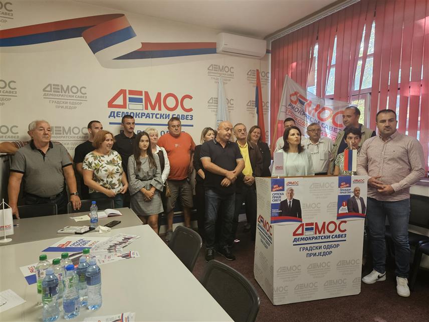 ПРИЈЕДОР, 6. СЕПТЕМБРА /СРНА/ - Носилац листе кандидата ДЕМОС-а за одборнике у Скупштини града Приједора Жељко Карајица и предсједник приједорског Градског одбора ДЕМОС-а Сузана Гашић на конференцији за новинаре поводом почетка предизборне кампање.