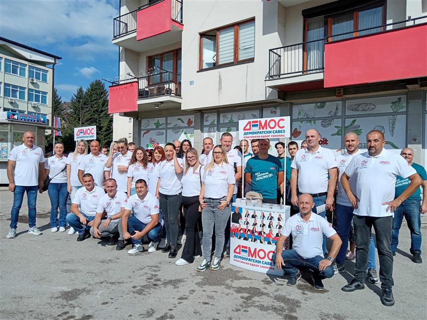 СОКОЛАЦ, 6. СЕПTЕМБРА /СРНА/ - Општински одбор Демократског савеза /ДЕМОС/ Соколац почео је предизборну кампању након поноћи постављањем билборда и постављањем пункта у главној соколачкој улици.