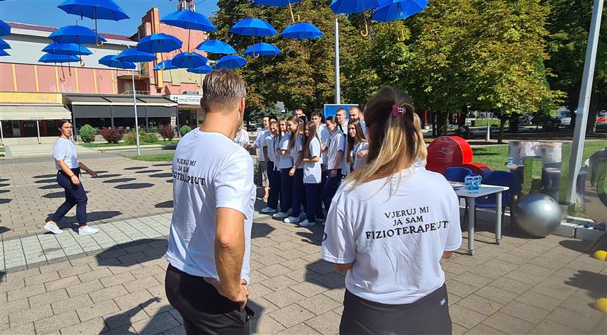 ДОБОЈ, 6. СЕПТЕМБРА /СРНА/ - Радници Центра за физикалну медицину у Добоју данас у Парку народних хероја демонстрирају корективне вјежбе за грађане, а присуствују и ученици добојске Медицинске школе.