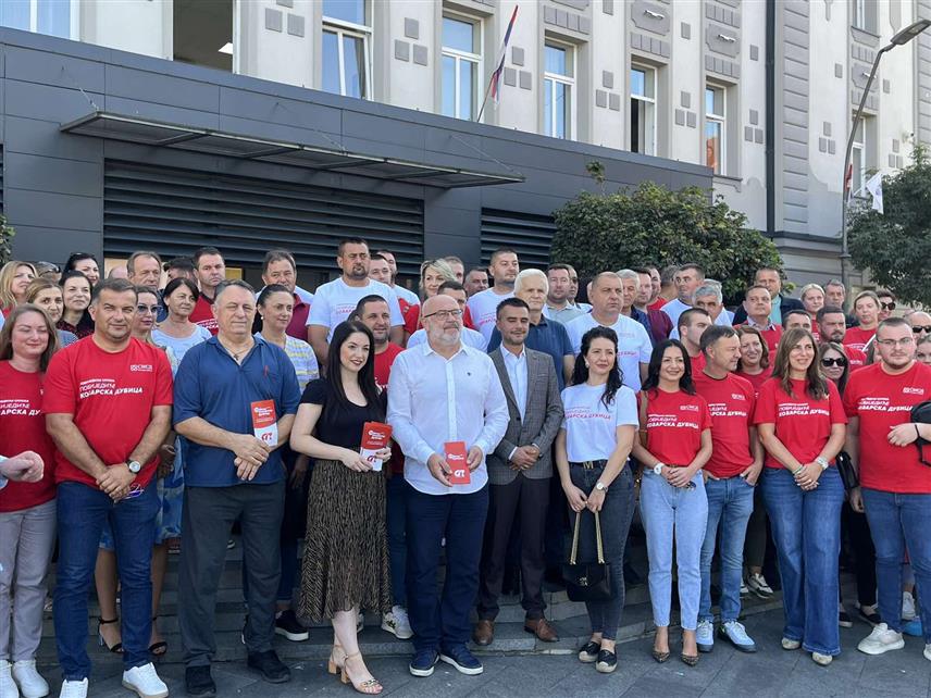 КОЗАРСКА ДУБИЦА, 6. СЕПТЕМБРА /СРНА/ - Први предизборни скуп и лијепљење првог плаката СНСД-а и коалиционих партнера поводом почетка предизборне кампање.