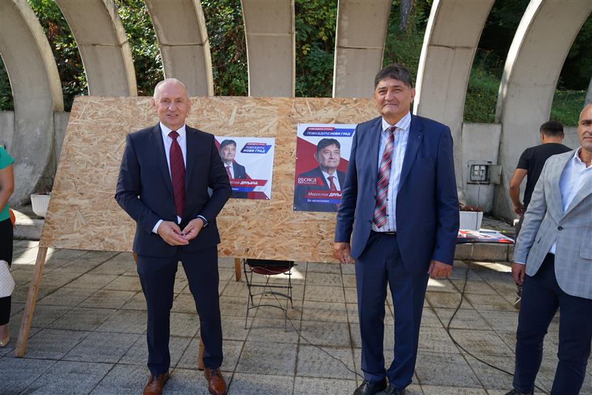 НОВИ ГРАД, 6. СЕПТЕМБРА /СРНА/ - Кандидат Савеза независних социјалдемократа за начелника општине Нови Град Мирослав Дрљача је са носиоцем одборничке листе Миланом Вуковићем лијепљењем првог плаката озваничио почетак изборне кампање.