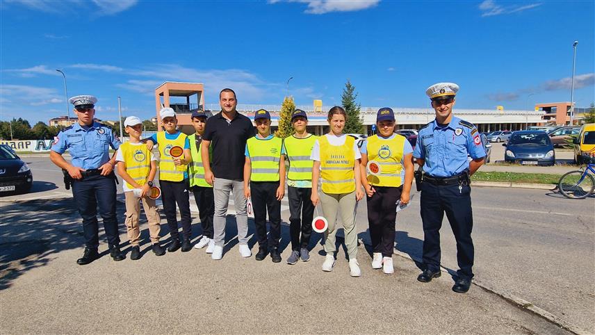 ПРИЈЕДОР, 6. СЕПТЕМБРА /СРНА/ - У оквиру акције "Заштитимо дјецу у саобраћају" данас су у Основној школи "Десанка Максимовић" у Приједору одржане заједничке активности полиције и школских саобраћајних патрола.