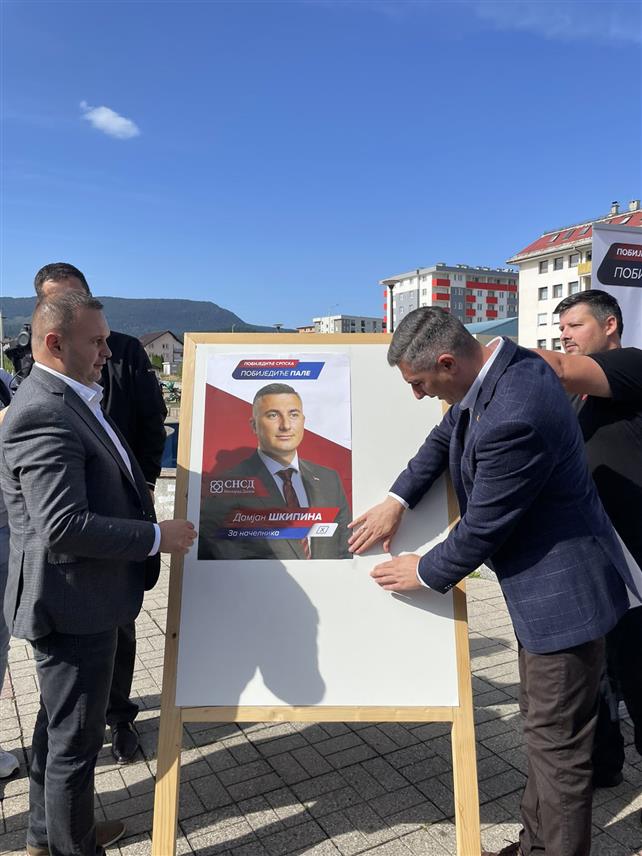 ПАЛЕ, 6. СЕПТЕМБРА /СРНА/ - Паљански Општински одбор СНСД-а озваничио је данас почетак изборне кампање лијепљењем првог плаката на шеталишту, а кандидат ове странке за начелника општине Дамјан Шкипина рекао је да је његова визија да Пале буду пријестоница Републике Српске.