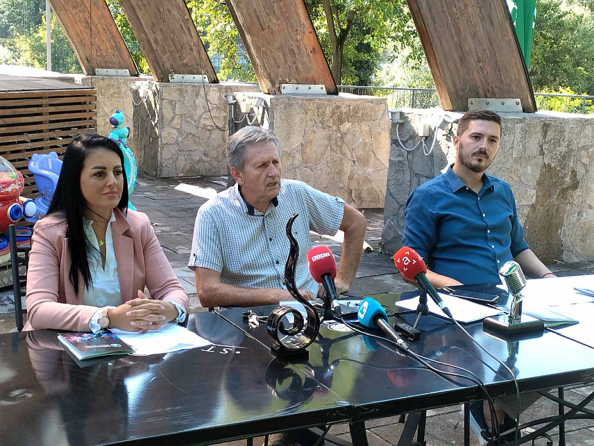 БАЊАЛУКА, 6. СЕПТЕМБРА /СРНА/ - Соња Давидовић, савјетник предсједника Републике Српске Милорада Додика, Никола Деретић, предсједник Словенског културног центра Бањалука, организатора фестивала и Дејан Ступар, директор маркетинга Алтернативне телевизије Бањалука /АТВ/ на конференцији за новинаре.