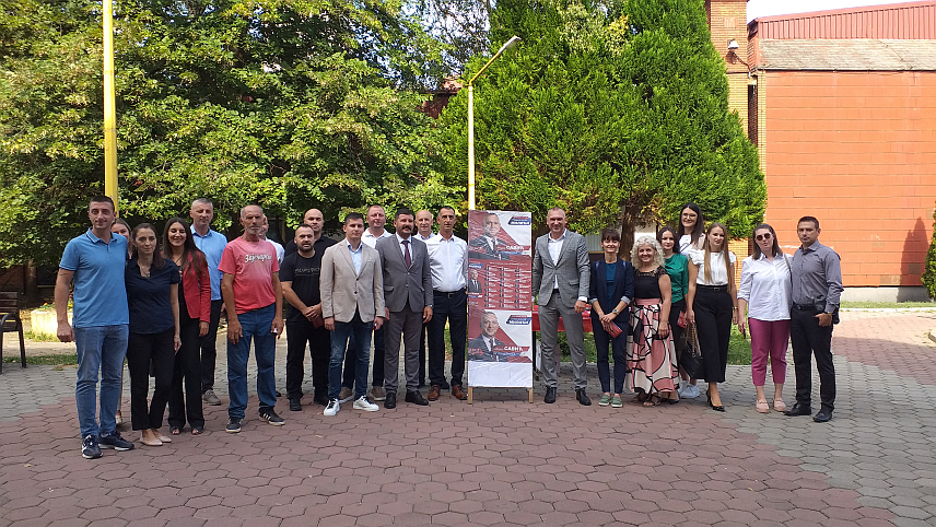 МИЛИЋИ, 6. СЕПTЕМБРА /СРНА/ - Кандидат СНСД-а за начелника Милића Марко Савић током симболичног обиљежавања почетка изборне кампање лијепљењем првог плаката и окупљањем кандидата ове странке на Tргу рудара у Милићима.