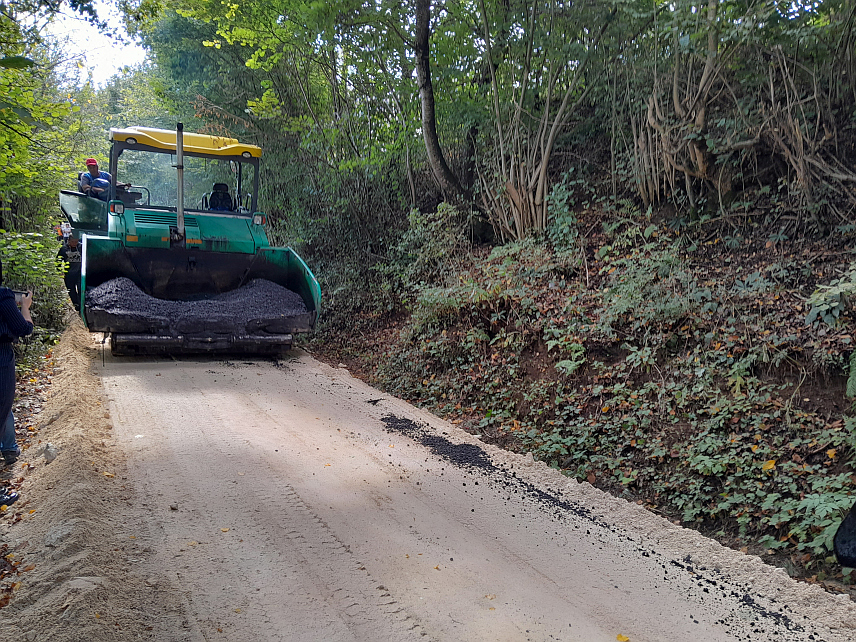 ЈЕЗЕРО, 6. СЕПТЕМБР /СРНА/- На подручју општине Језеро данас је почело асфалтирање путева у селима Ђумезлије и Љољићи, те Улице Меше Селимовића у центру ове општине, за шта су локална заједница, Влада Републике Српске и Федерално министарство избјеглих и расељених лица издвојили по 50 одсто средстава.