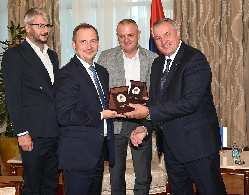 БАЊАЛУКА, 6. СЕПТЕМБРА /СРНА/ - Предсједник Владе Републике Српске Радован Вишковић честитао је данас Удружењу хирурга Српске 20 година постојања са жељом да још много година успјешно раде, те указао на значај унапређења здравственог система и развоја медицинске науке у Српској.