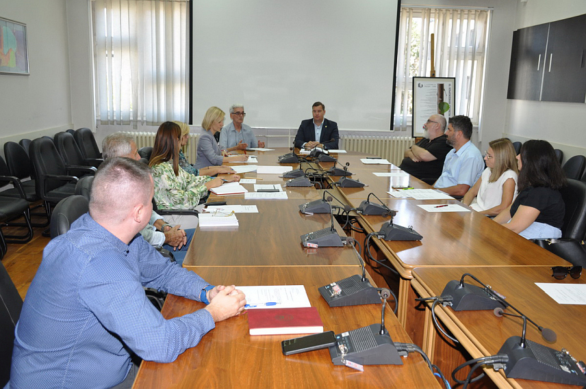 ПРИЈЕДОР, 6. СЕПТЕМБРА /СРНА/ - Пјесник Перо Зубац овогодишњи је лауерат награде "Скендер Куленовић - Књижевни вијенац Козаре" која му је додијељена за животно дјело.