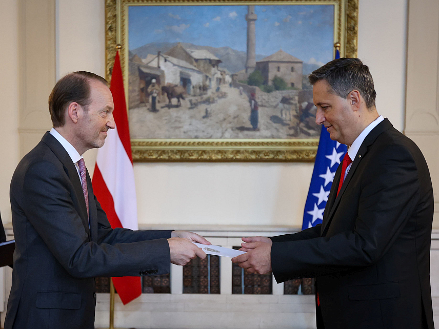 САРАЈЕВО, 6. СЕПТЕМБРА /СРНА/ - Предсједавајући Предсједништва БиХ Денис Бећировић примио је данас акредитивна писма новоименованих амбасадора у БиХ из Аустрије Георга Дивалда и Швајцарске Габријела Деригетија.