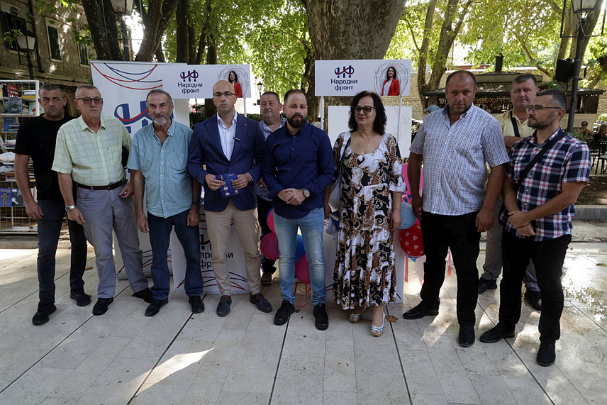 ТРЕБИЊЕ, 6. СЕПТЕМБРА /СРНА/ - Градски одбор Народног фронта у Требињу данас је лијепљењем првог плаката озваничио почетак предизборне кампање за локалне изборе.