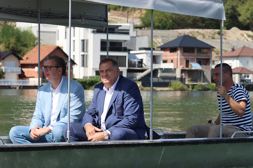 БАЈИНА БАШТА, 6. СЕПТЕМБРА /СРНА/ - Предсједници Репбулике Српске и Србије Милорад Додик и Александар Вучић данас су се чамцем провозали зворничким језером. /Фото - Борислав Здриња/