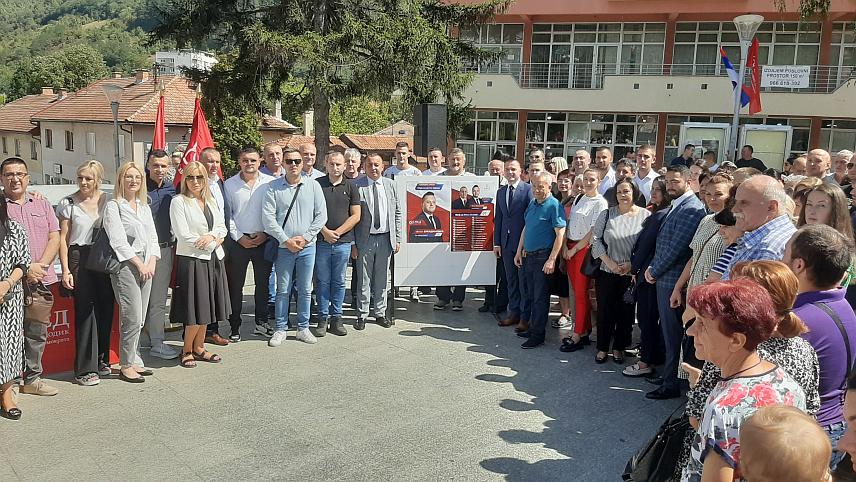 ФОЧА, 6.СЕПТЕМБРА /СРНА/ - Општински одбор СНСД-а у Фочи започео је данас предизборну кампању представљањем кандидата и симболичним лијепљењем првих плаката на Тргу краља Петра.