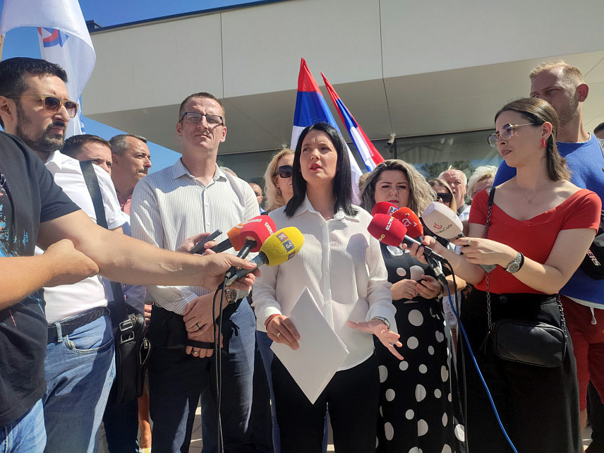 БАЊАЛУКА, 6. СЕПТЕМБРА /СРНА/ - Кандидат Народног фронта за градоначелника Бањалуке Јелена Тривић представила је програм мјера које ће реализовати уколико јој грађани дају повјерење, попут ревизије уговора које град има са појединим фирмама и усвајање урбанистичког плана са циљем заустављања бетонизације града
