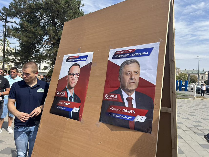 БИЈЕЉИНА, 6. СЕПTЕМБРА /СРНА/ - Кандидати СНСД-а почели су данас предизборну кампању симболичним лијепљењем плаката на Тргу краља Петра Првог Карађорђевића у Бијељини.