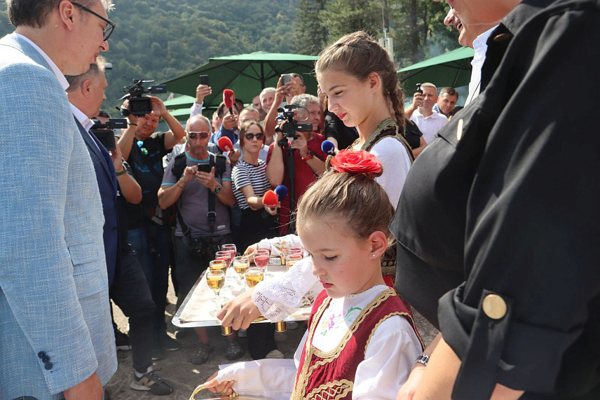 МАЛИ ЗВОРНИК, 6. СЕПТЕМБРА /СРНА/ - Предсједници Републике Српске и Србије Милорад Додик и Александар Вучић стигли су у Мали Зворник гдје су срдачно дочекани и по српском обичају понуђених ракијом, хљебом и сољу.