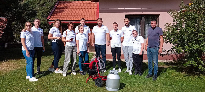 СОКОЛАЦ, 6. СЕПТЕМБРА /СРНА/ - Општински одбор ДНС-а Соколац одлучио је да у овој предизборној кампањи не поставља плакате или билборде већ да та средства донира социјално угроженим породицама, истакао је предсједника соколачког ДНС-а Бојан Копривица.