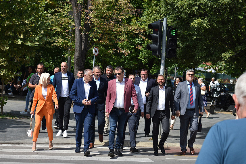 БАЊАЛУКА, 6. СЕПТЕМБРА /СРНА/ - Предсједник СДС-а Милан Миличевић је на бањалучком Тргу Крајина заједно са групом страначких кандидата за градоначелнике и начелнике представио предизборни слоган и кампању за предстојеће локалне изборе.