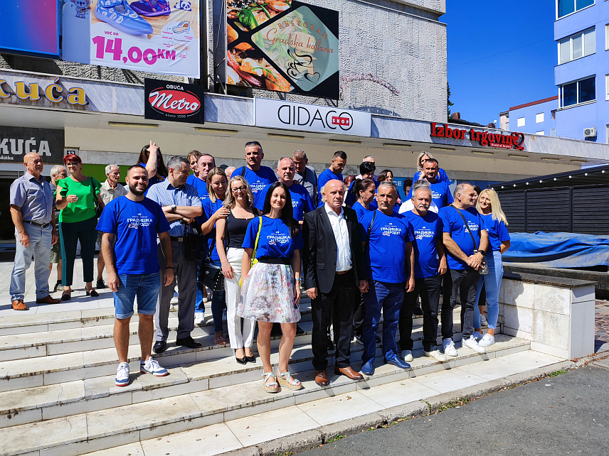 ГРАДИШКА, 6. СЕПТЕМБРА /СРНА/ -Кандидат Народног фронта за градоначелника Градишке Радислав Дончић поручио је на отварању кампање за локалне изборе да као опозициони кандидат очекује подршку грађана и изборну побједу јер је овај град "спреман за промјене".	
