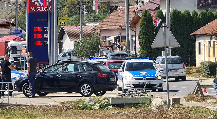 ДОБОЈ, 6. СЕПТЕМБРА /СРНА/ - Возач бицикла задобио је повреде у судару са путничким возилом у Станарима, речено је Срни из Полицијске управе Добој.