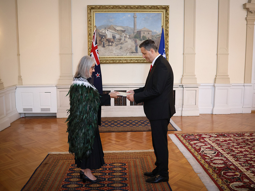 САРАЈЕВО, 6. СЕПТЕМБРА /СРНА/ - Предсједавајући Предсједништва БиХ Денис Бећировић и новоименовани амбасадор Новог Зеланда за БиХ са сједиштем у Риму Жаклин Ен Фризел - пријем акредитивног писма.