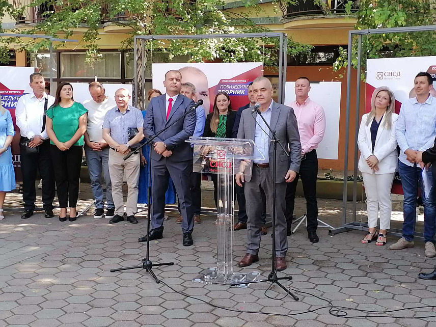 ЗВОРНИК, 6. СЕПТЕМБРА /СРНА/ - Градски одбор СНСД-а Зворник започео је предизборну кампању за локалне изборе симболичним лијепљењем првог плаката и представљањем кандидата за градоначелника Бојана Ивановића и 36 одборничких кандидата за Скупштину града.