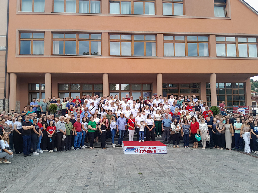 МРКОЊИЋ ГРАД, 6. СЕПТЕМБРА /СРНА/ - Чланови Општинског одбора СНСД-а Мркоњић Град данас су лијепљењем првог плаката озваничили почетак предизборне кампање за локалне изборе, уз поруку да само заједно и сложно могу да иду у нове побједе.