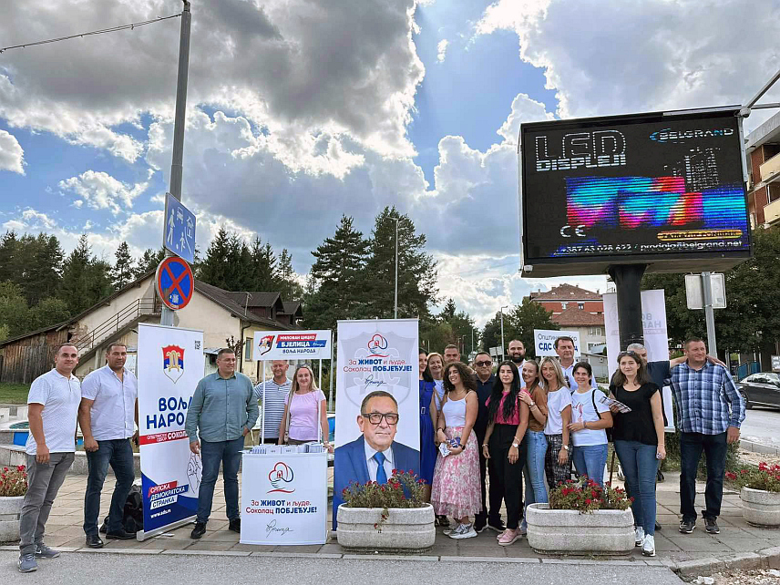 СОКОЛАЦ, 6. СЕПТЕМБРА /СРНА/ - Општински одбор СДС-а Соколац започео је изборну кампању окупљањем чланова и симпатизера ове странке на платоу код градске фонтане и представљањем 25 кандидата за одборнике.