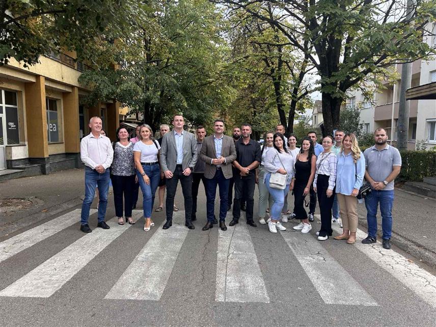 ПРЊАВОР, 6. СЕПТЕМБРА /СРНА/ - Првом предизборном обраћању кандидата СДС-а за градоначелника Прњавора Милана Петровића су и кандидати СДС-а за одборнике у Скупштини града Прњавора.