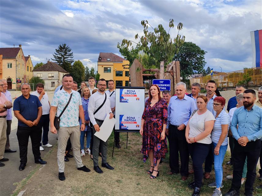 ГРАДИШКА, 6. СЕПТЕМБРА /СРНА/ - Чланови Градског одбора СДС-а Градишка започели су кампању за локалне изборе лијепљењем предизборног плаката на Тргу Јеврејских страдања.