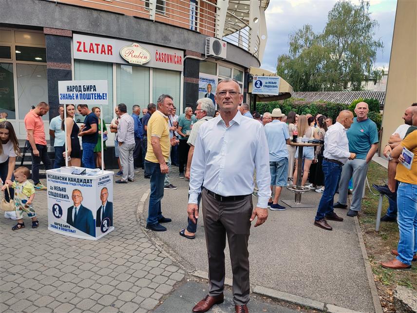 ГРАДИШКА, 6. СЕПТЕМБРА /СРНА/ - Независни кандидат за градоначелника Градишке Жељко Сладојевић започео је изборну кампању лијепљењем првог плаката у центру града, уз поруку да ће водити чисту и праведну кампању.