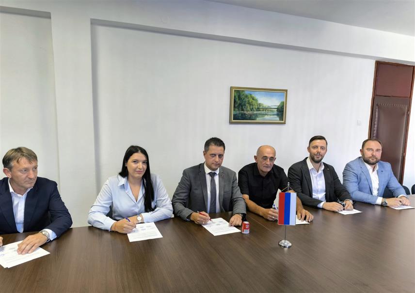 ЧЕЛИНАЦ, 6. СЕПТЕМБРА /СРНА/ - Предсједник Општинског одбора СНСД-а Челинац и кандидат за начелника општине Владо Глигорић потписао је данас са представницима СП-а, Уједињене Српске, СПС-а, НДП-а, ДЕМОС-а и ДНС-а споразум о сарадњи и подршци на локалним изборима.