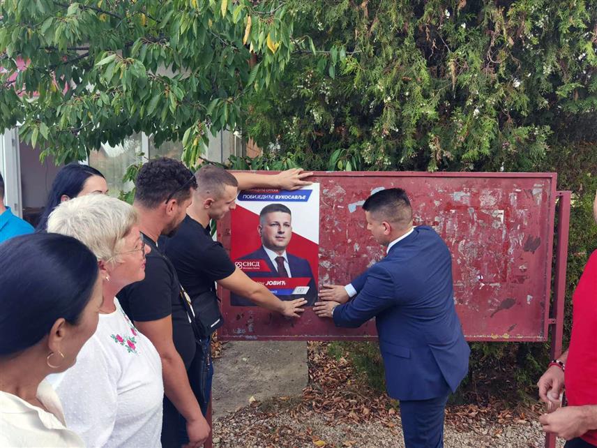 ВУКОСАВЉЕ, 6. СЕПТЕМБРА /СРНА/ - Кандидат СНСД-а за начелника општине Вукосавље Дејан Јовић и кандидати за одборнике у Скупштини општине лијепљењем плаката озваничили су почетак предизборне кампање.