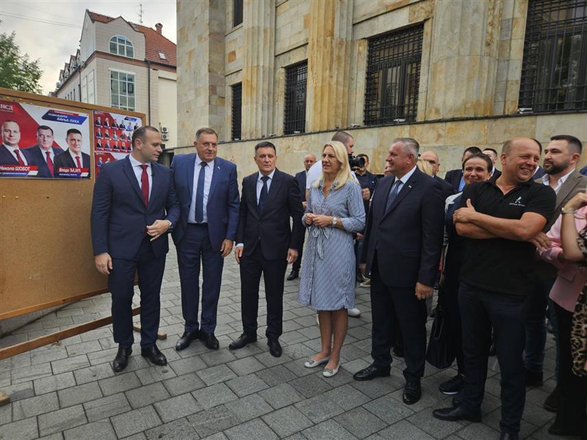 БАЊАЛУКА, 6. СЕПТЕМБРА /СРНА/ - Лидер СНСД-а Милорад Додик симболично је залијепио први плакат испред Палате Републике Српске заједно са кандидатом те странке за градоначелника Бањалуке Николом Шоботом. /Фото - Борислав Здриња/