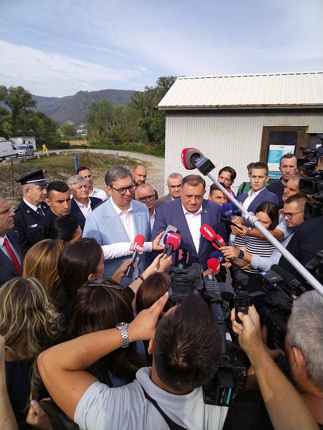 МАЛИ ЗВОРНИК, 6. СЕПТЕМБРА /СРНА/ - Предсједник Републике Српске Милорад Додик истакао је данас у Каракају да Србија много улаже у модернизацију путева, те да је то обавеза и Српске.