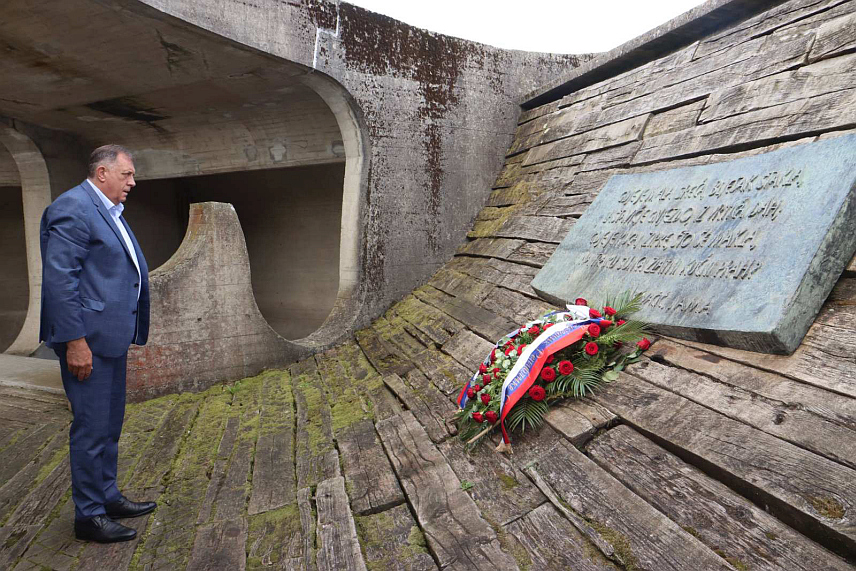 ЈАСЕНОВАЦ, 7. СЕПТЕМБРА /СРНА/ - Предсједник Републике Српске Милорад Додик положио је данас вијенац на споменик Камени цвијет посвећен свим жртвама страдалим у логору Јасеновац током Другог свјетског рата./ФОТО Борислав Здриња/