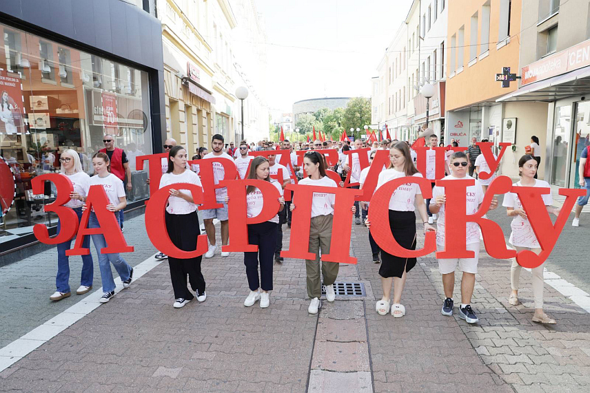 БАЊАЛУКА, 7. СЕПТЕМБРА /СРНА/ - Социјалистичка партија Српске данас је почела кампању у Бањалуци породичном шетњом од Народног позоришта до Парка Петар Кочић и тиме послала поруку да његује и промовише традиционалне и породичне вриједности.