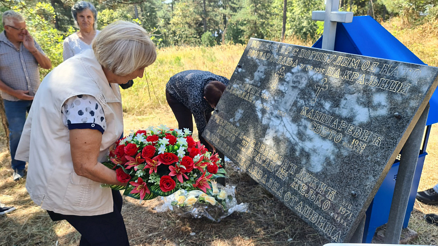 ПЕТРОВО, 7. СЕПТЕМБРА /СРНА/ - Код спомен-обиљежја на озренском врху Краљица служен је парастос за петорицу везиста Војске Републике Српске који су погинули прије 29 година када је НАТО авијација гранатирала телекомуникациони торањ.	