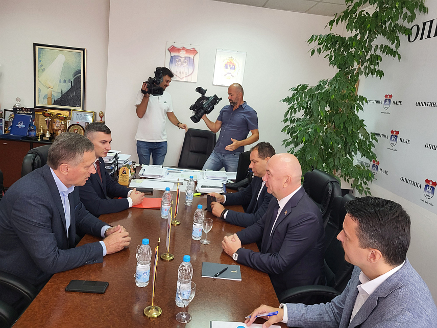 ПАЛЕ, 7. СЕПТЕМБРА/СРНА/ - Министар без портфеља у Влади Србије Ненад Поповић састао се данас на Палама са начелником општине Бошком Југовићем и послаником у Народној скупштини Српске Дамјаном Шкипином.	