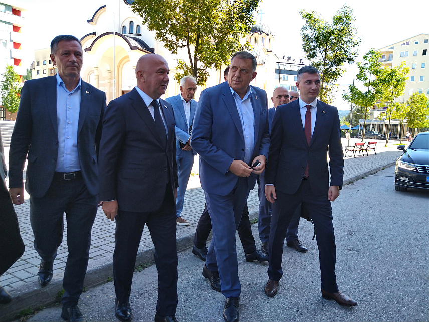 ПАЛЕ, 7. СЕПТЕМБРА /СРНА/ - Предсједник Републике Српске Милорад Додик стигао је на Пале, гдје ће учествовати на научној трибини "Пале - пријестоница Српске" која се одржава на Економском факултету Универзитета у Источном Сарајеву.