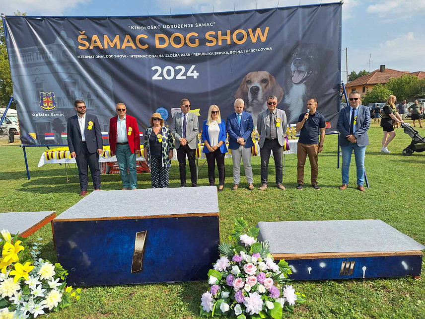 ШАМАЦ, 7. СЕПTЕМБРА /СРНА/ - На градском стадиону у Шамцу данас је отворена дводневна изложба паса на којој учествује више од 800 излагача из 25 земаља.	