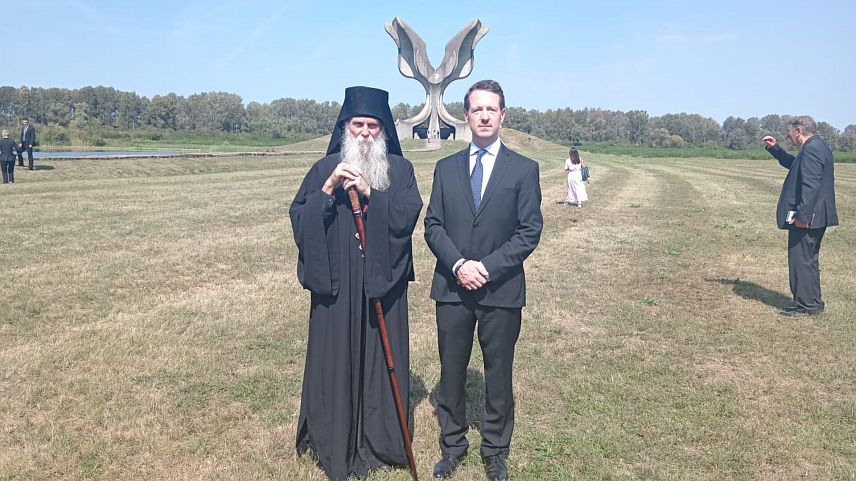 БЕОГРАД, 7. СЕПТЕМБРА /СРНА/ - Принц-насљедник Филип Карађорђевић, први члан краљевске породице Карађорђевић који је посјетио Јасеновац, присуствовао је данас, четврту годину заредом, обиљежавању сјећања на Свете новомученике јасеновачке у Манастиру Светог Јована Крститеља у Јасеновцу.	