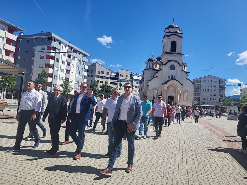 ПАЛЕ, 7. СЕПТЕМБРА /СРНА/ - Општински одбор Демократског савеза /ДЕМОС/ Пале почео је данас предизборну кампању симболичним окупљањем кандидата странке за предстојеће локалне изборе и шетњом до студентског трга.