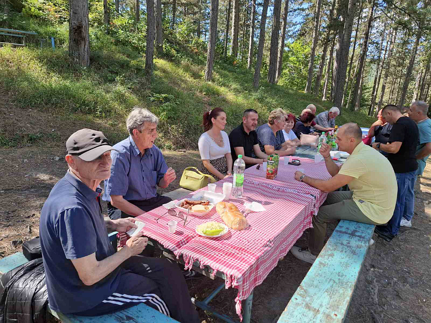 ВИШЕГРАД, 7. СЕПТЕМБРА /СРНА/ - Удружење пензионера Вишеград данас је организовало излетничко дружење у порти Цркве Светог Јована Крститеља у Вишеградској бањи за око 150 својих чланова.
