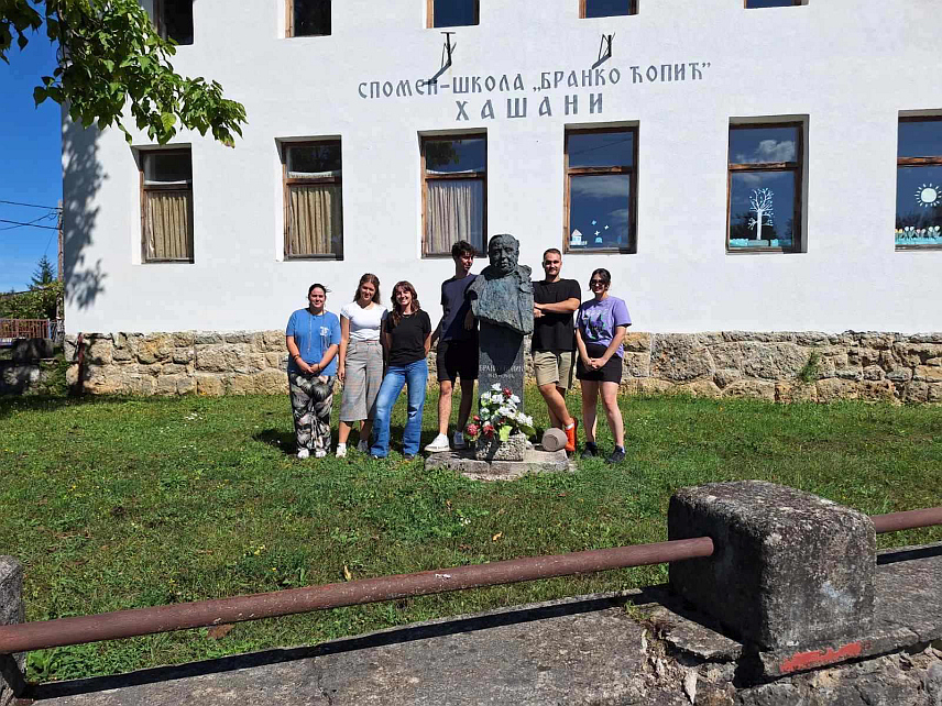 КРУПА НА УНИ, 7. СЕПТЕМБРА /СРНА/ - У Хашанима, родном мјесту књижевника Бранка Ћопића, данас је почела ликовна колонија "Орлови рано лете" на којој учествују студенти Академије умјетности Универзитета у Бањалуци.	