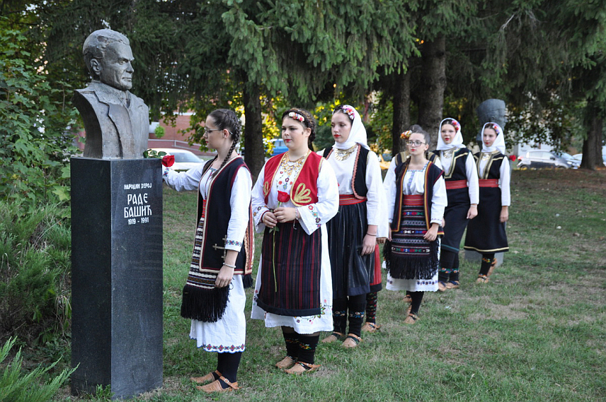 ПРИЈЕДОР, 7. СЕПТЕМБРА /СРНА/ - Полагање цвијећа на бисте народних хероја у парку на Пећанима поводом обиљежавања 80 година од ослобођења Приједора.