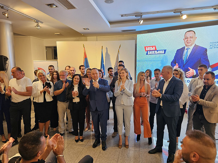 БИЈЕЉИНА, 7. СЕПTЕМБРА /СРНА/ - Покрет "Успјешна Српска" вечерас у бијељинском Центру за културу су представили кандидате за Скупштину града Бијељина.	