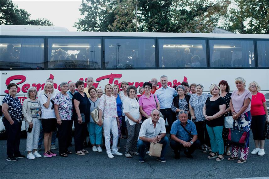 БИЈЕЉИНА, 8. СЕПTЕМБРА /СРНА/ - Републичка странка Српске/РСС/ организовала је једнодневни излет за 100 пензионера из Бијељине који су јутрос кренули у обилазак фрушкогорских манастира, а за њих ће на Фрушкој гори бити организован и ручак.	