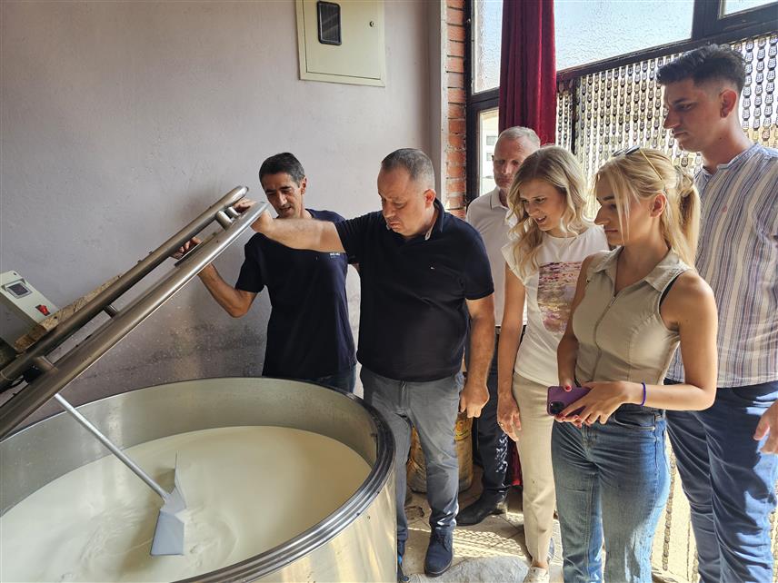 БИЈЕЉИНА, 8. СЕПTЕМБРА /СРНА/ - Oдборнички кандидати и носилац листе Покрета "Успјешна Српска" Златко Максимовић посјетили су домаћинство успјешног пољопривредника Милисава Дубајића у Амајлијама.